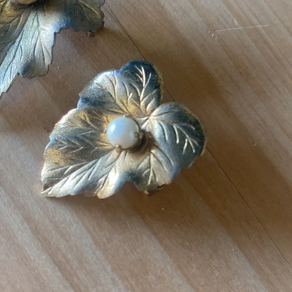 Set of two Vintage Sarah Coventry gold‎ leaf pins with pearls Brooche